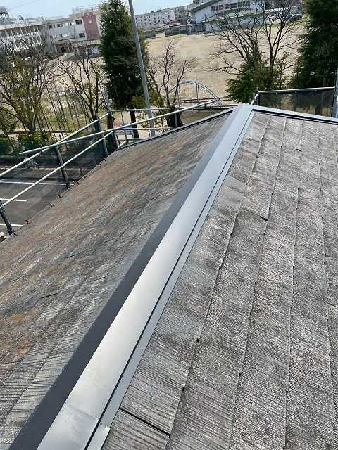 仙台市泉区で白く色あせた屋根を高圧洗浄し苔や汚れを丁寧に落とした施工の様子